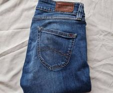 Tommy hilfiger Sophie slim mid jeans size 27/34  zip fly in excellent condition