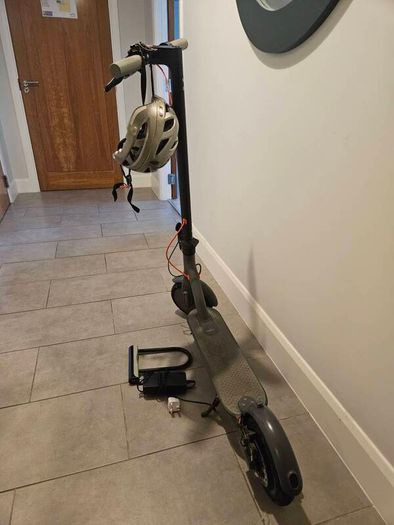 AOVOPRO ES80 Electric Scooter- Good Condition