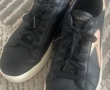 Sketchers memory foam court shoes 5uk