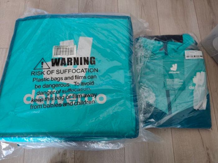 Deliveroo Full Cycle Kit never used fully in original packing never opened. It consists of a proper insulated branded delivery bag, fully waterproof raincoat, Jacket size L