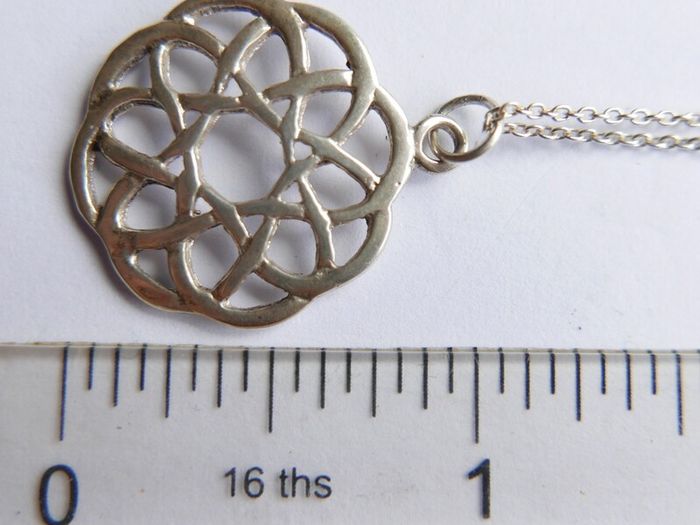 Vintage 925 Sterling Silver Celtic Knot Pendant and Necklace length 16" - 3g