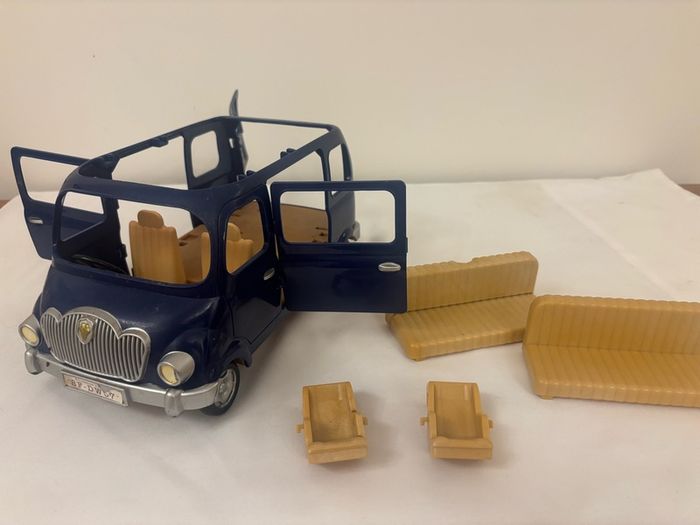 Sylvanian Families 5274 Family Seven Seater Dollhouse Car Play Set