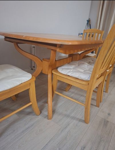 Extendable dining table