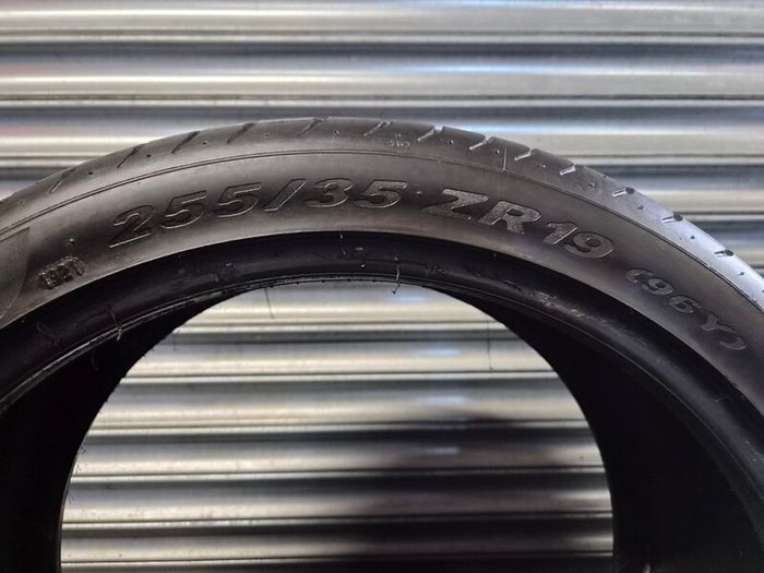 Pirelli 255/35R19 + 285/30R19