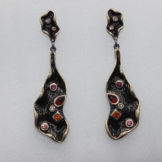 Beautiful pair earrings by R'Laith black wine color gold
