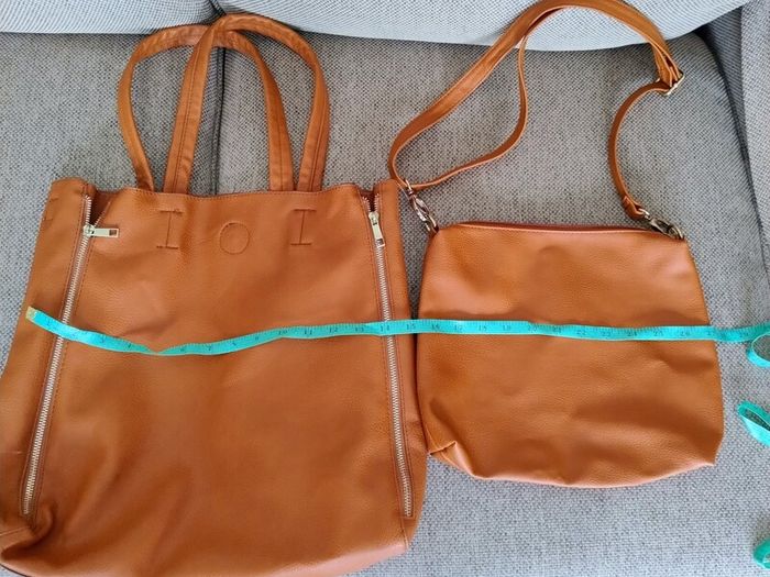 Large Tote Handbag new with smaller inner bag with adjustable and interchangeable shoulder strap in excellent condition with no issues and new and never used FREE STANDARD POSTAGE INCLUDED