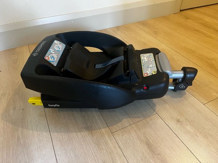 Maxi Cosi baby seat and isofix base