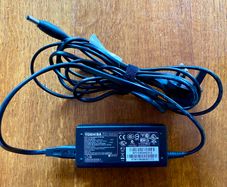 Toshiba PA3714U-1ACA power adapter/inverter 65 W Black