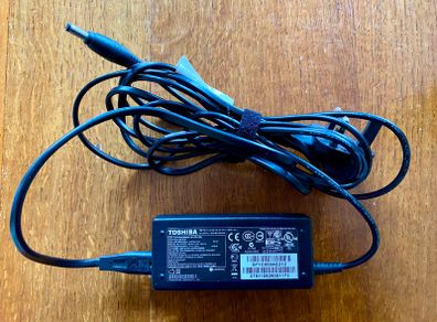 Toshiba PA3714U-1ACA power adapter/inverter 65 W Black