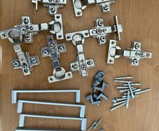 Cupboard hinges x 8 & handles
