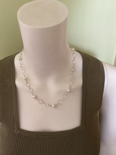 Pearl/ silver tone necklace and earrings jewelley set