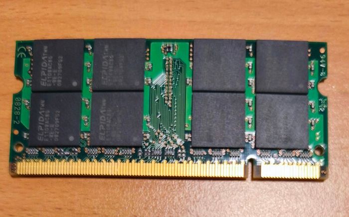 Elpida 2GB DDR2 laptop memory module.