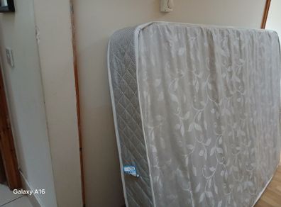 Memory foam spring mattress in excellent condition
