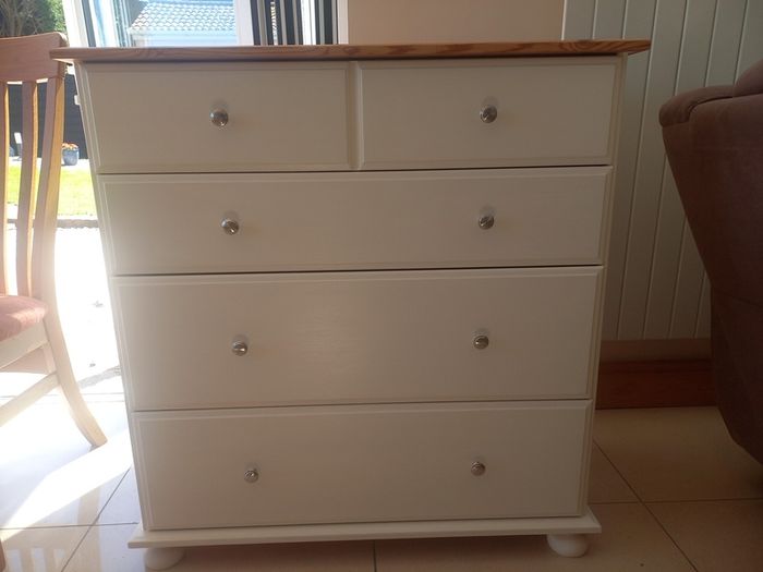 chest of drawers