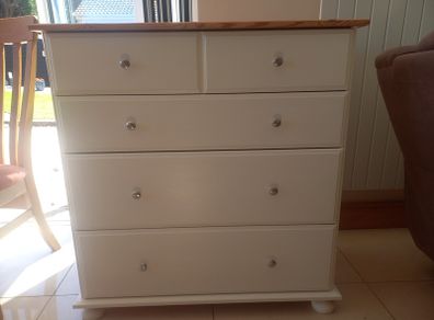 chest of drawers