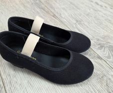 Low heeled character shoes