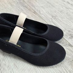 Low heeled character shoes