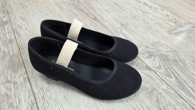 Low heeled character shoes