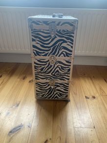 Beauty: 3-tier makeup and beauty storage case.