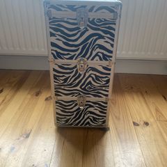 Beauty: 3-tier makeup and beauty storage case.