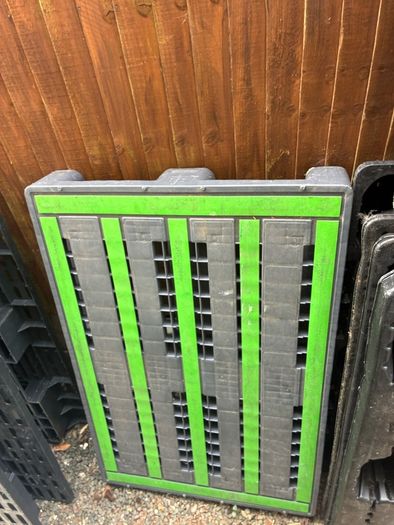 40 plastic pallets
