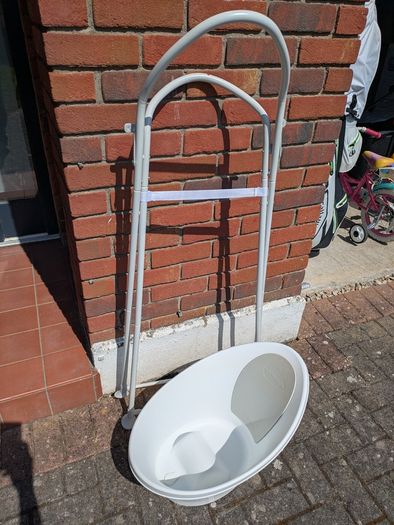 Shnuggle bath with stand
