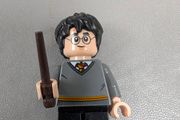 LEGO Harry Potter in Gryffindor Sweater Wizard Minifigure 75954 30407 11923