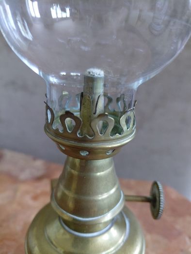 vintage petit French pigeon oil lamp