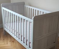Pristine condition mamas & papas cotbed
