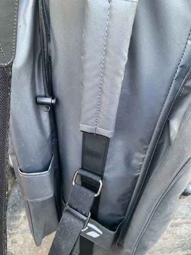 Taylormade Golf bag (1 zip not working)