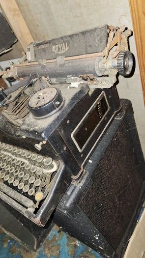 Antique Royal Model 10 Typewriter