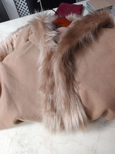 Boohoo  Camel Faux Fur Cape, Sleeves  With Hood   S. 14-16.