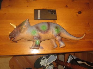 Dinosaur    triceratops