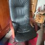 High-back cushioned desk chair Image 4