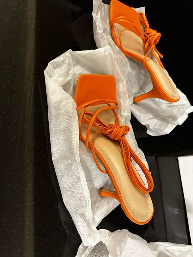 Women's strapped shoes
