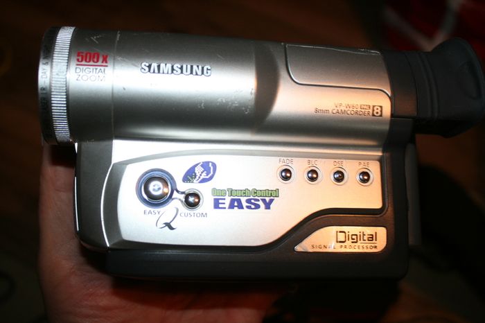 Samsung VP-W60 PAL 8 8mm Video Camera Kit 500x digital zoom (in working order)