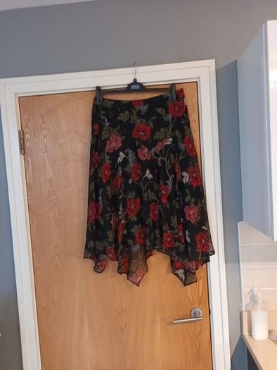 Per Una   Skirt.  Size    S.- 12.  New.
