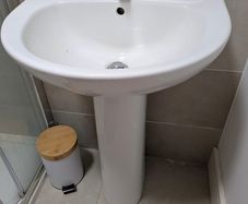 Toilet & 2 sinks