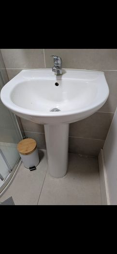 Toilet & 2 sinks