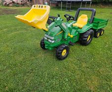 John Deere Ride on tractor with trailer