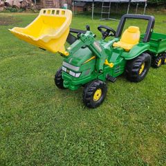 John Deere Ride on tractor with trailer
