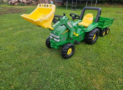 John Deere Ride on tractor with trailer