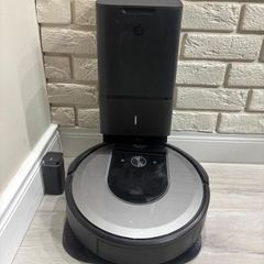 Irobot Roomba I7+ with self clean base