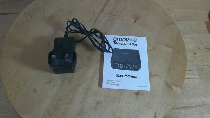Groov-E FM Alarm Clock Radio with USB & Wireless Charging - Black | GVWC06BK Boxed