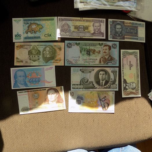 Lot of 10 Uncirculated World Banknotes.No 11.