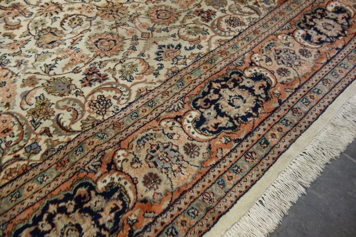 P.ersian Tabriz Rug 3.1 X 2.43m (TZ)