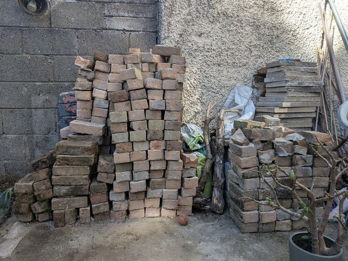 Red  bricks - free - approx. 200