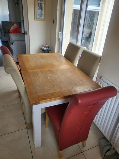 Extendable Dining Table with 6 chairs