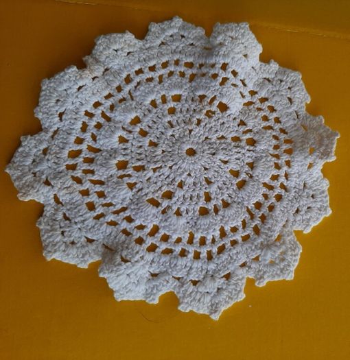 vintage retro tray with large doilies +2 small