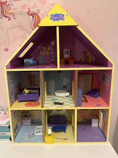 Peppa pig dolls house